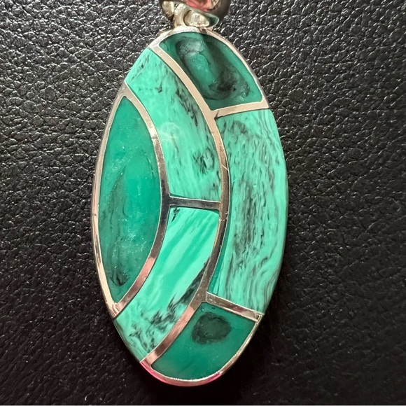Elegant Silver and Green Pendant - Picture 2 of 4